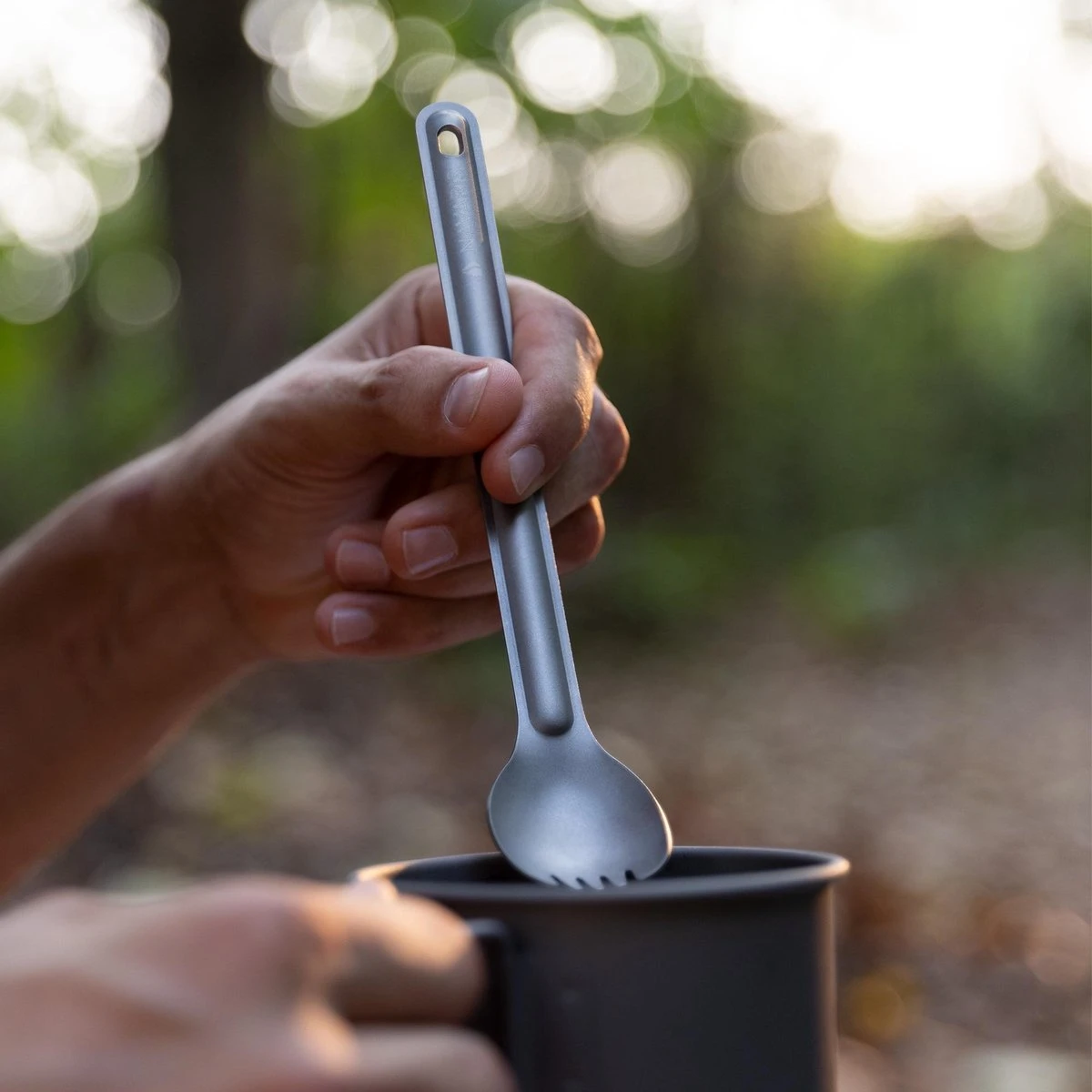 Navaris 2x Spork Met Extra Lange Handgreep - Set Van 2 - Campingbestek Van Titanium - Bestek Voor Onderweg - Lichtgewicht - Inclusief Bewaarzakje - Afbeelding 2
